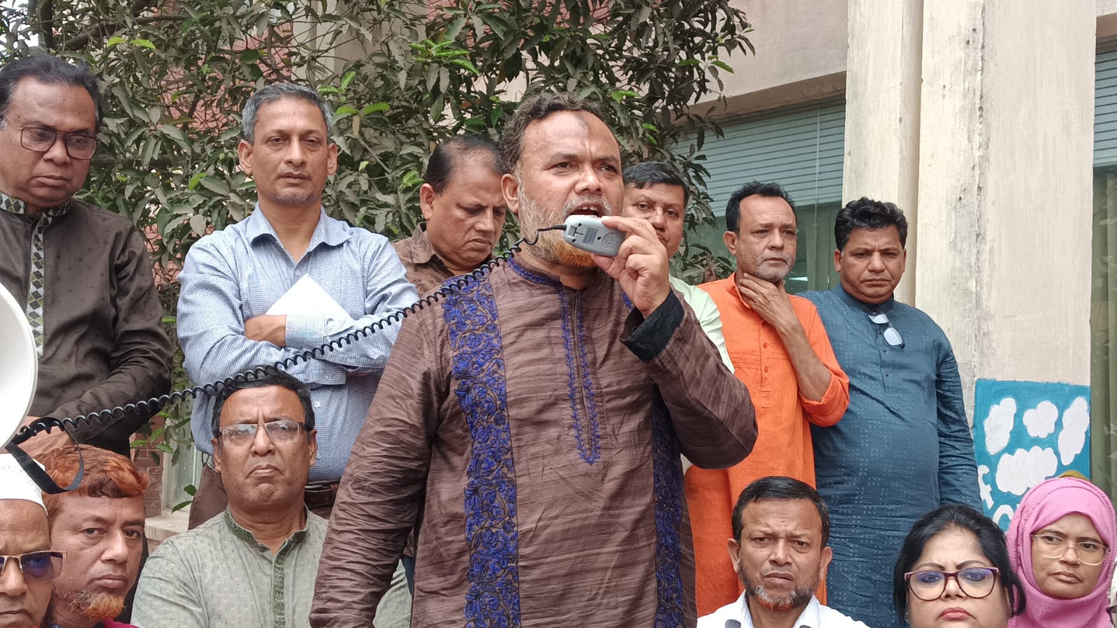 জাতীয় বিশ্ববিদ্যালয়ে সুবিধা বঞ্চিত ৯৮৮ কর্মকর্তা-কর্মচারীর অবস্থান কর্মসূচি